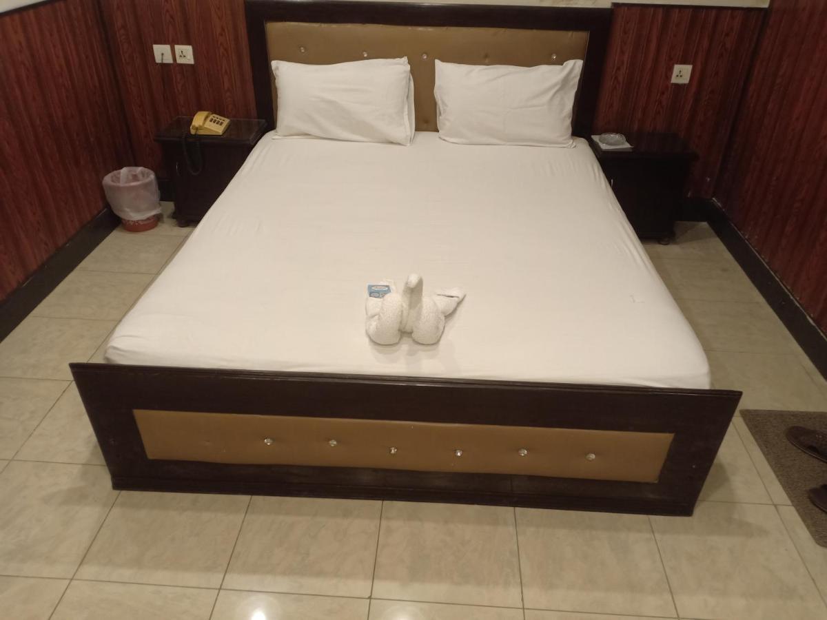 Hotel New Madina Faisalabad Luaran gambar